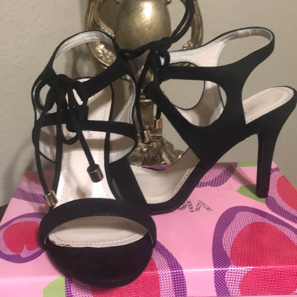 NIB Via Pinky Black Heeled Sandals